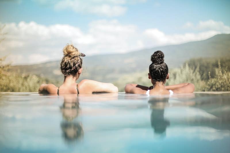 deux femmes se baignent dans la piscine
