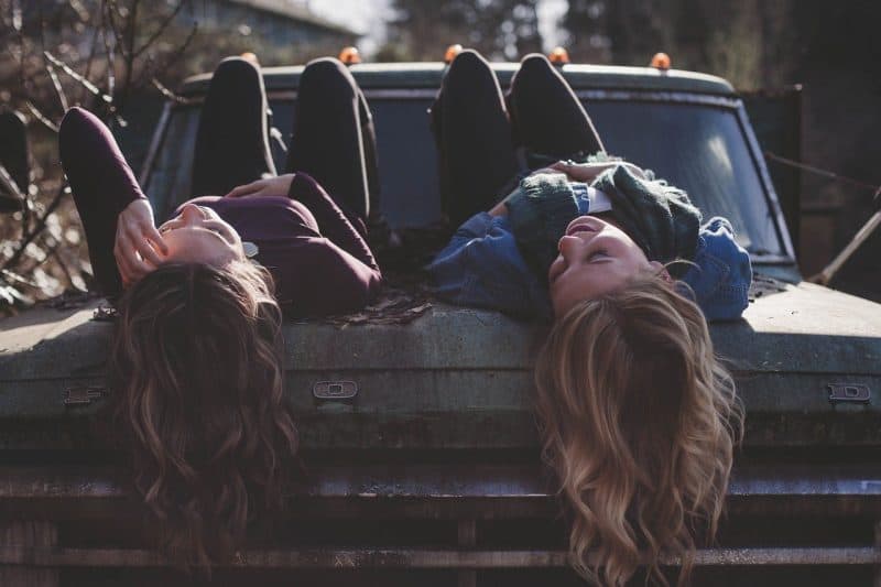 deux filles sont allongées dans la voiture