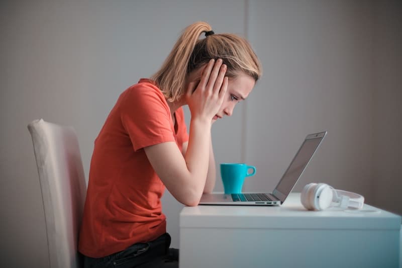 femme triste à ordinateur portable