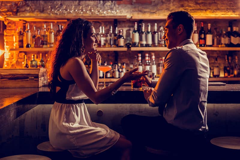 heureux jeune couple dans un bar