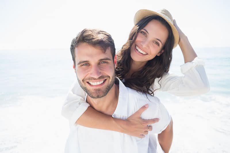 heureux jeune couple sur la plage ferroutage