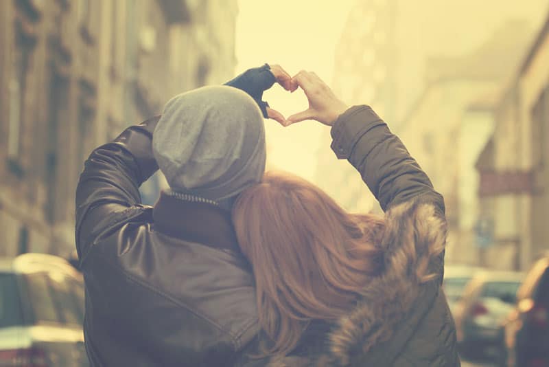 jeune couple, confection, coeur, signe, à, leurs mains