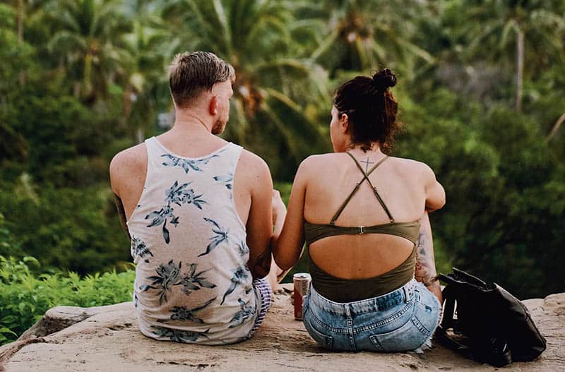 jeune couple sur la plage en été
