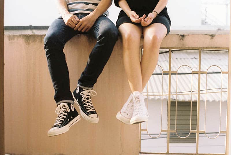 jeune couple, séance mur