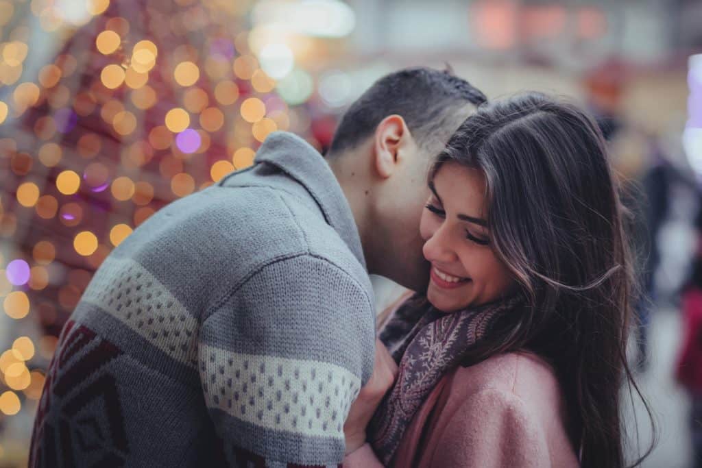 jeune couple, étreindre, dans, public