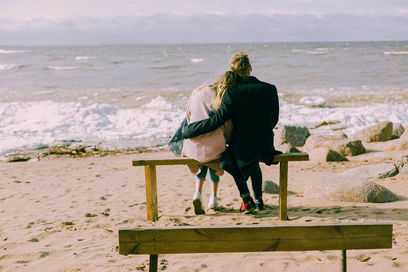 jeune couple, étreindre, plage