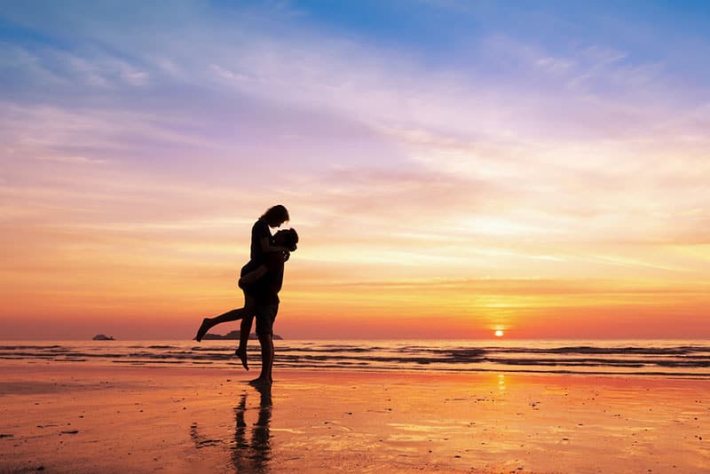 jeune couple, étreindre, sur, plage