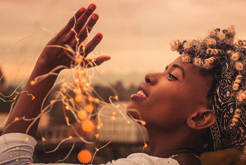 jeune femme afro-américaine à l'extérieur s'amuser