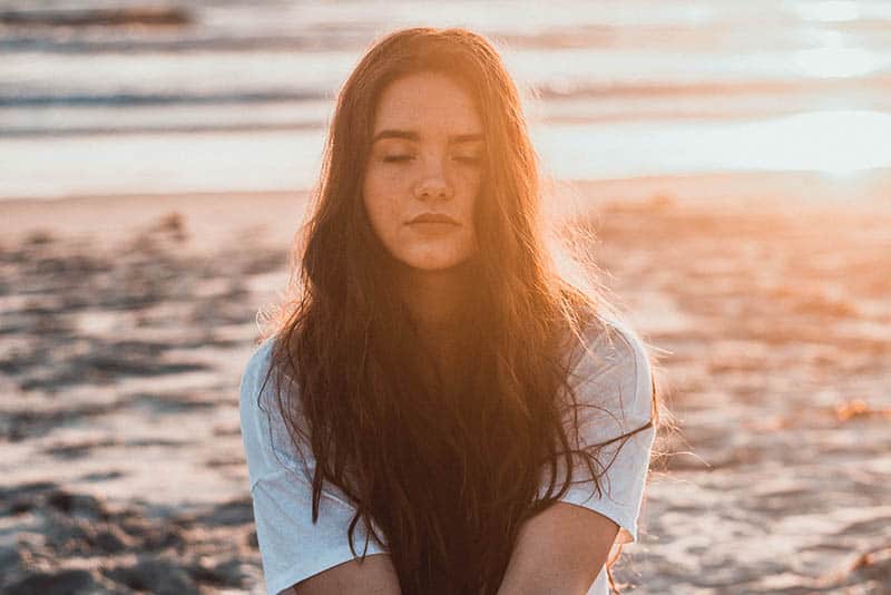 jeune femme, délassant, sur, plage