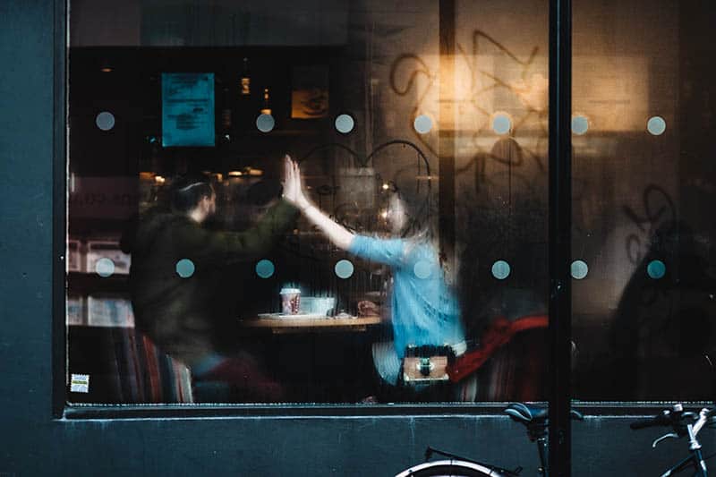 jeunes amis dans le café
