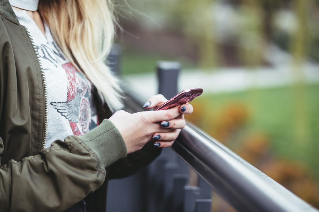 la femme tient le téléphone dans sa main