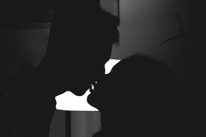 le couple s'embrassant dans le noir