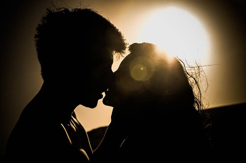 silhouette d'un couple s'embrassant