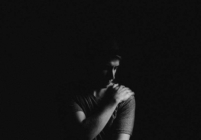 triste homme déprimé dans l'obscurité