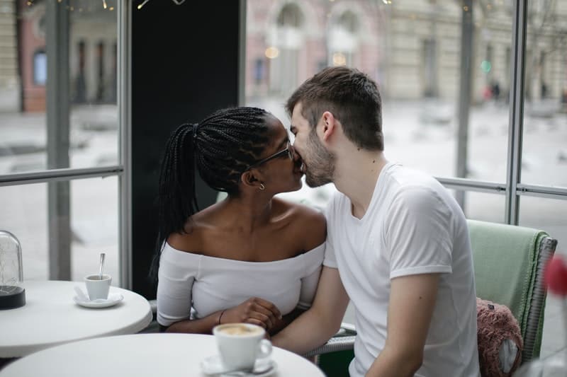 un couple amoureux dans un café