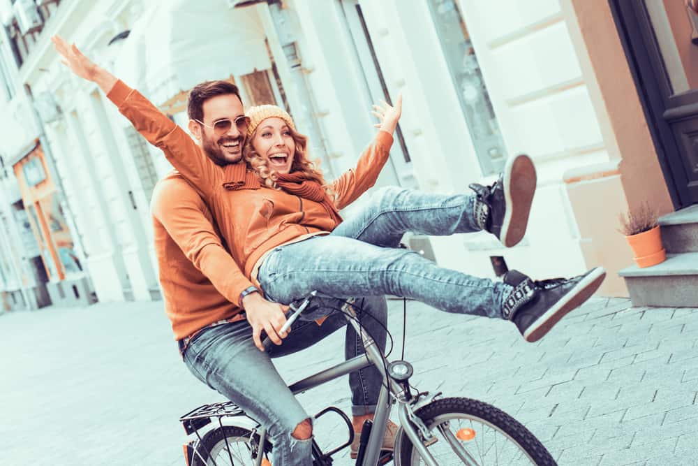 un homme et une femme font du vélo