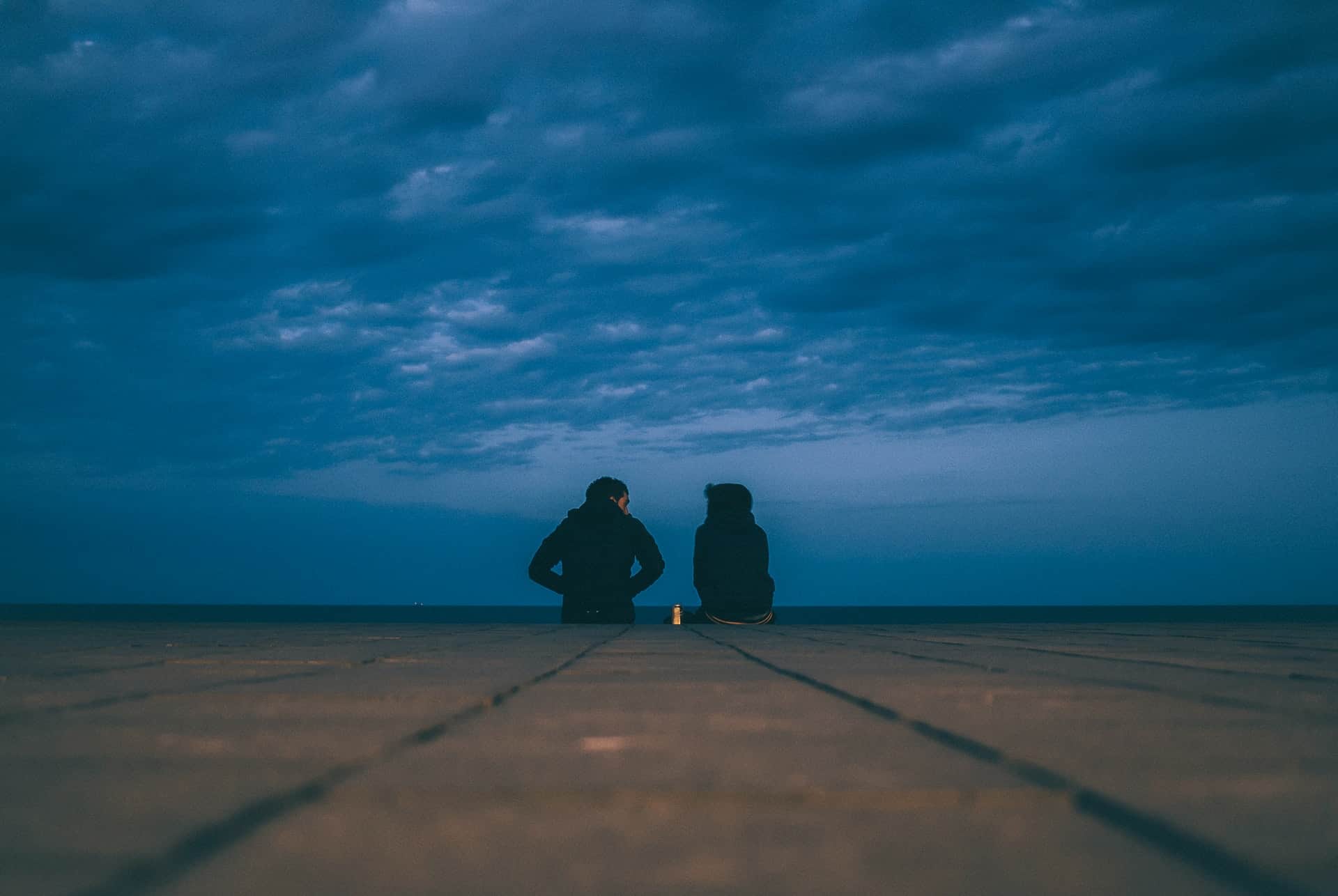 un hombre y una mujer patinan en la pared