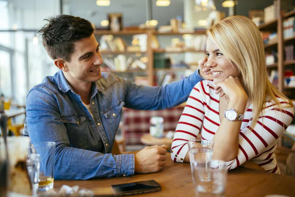 un homme et une femme sont assis à une table