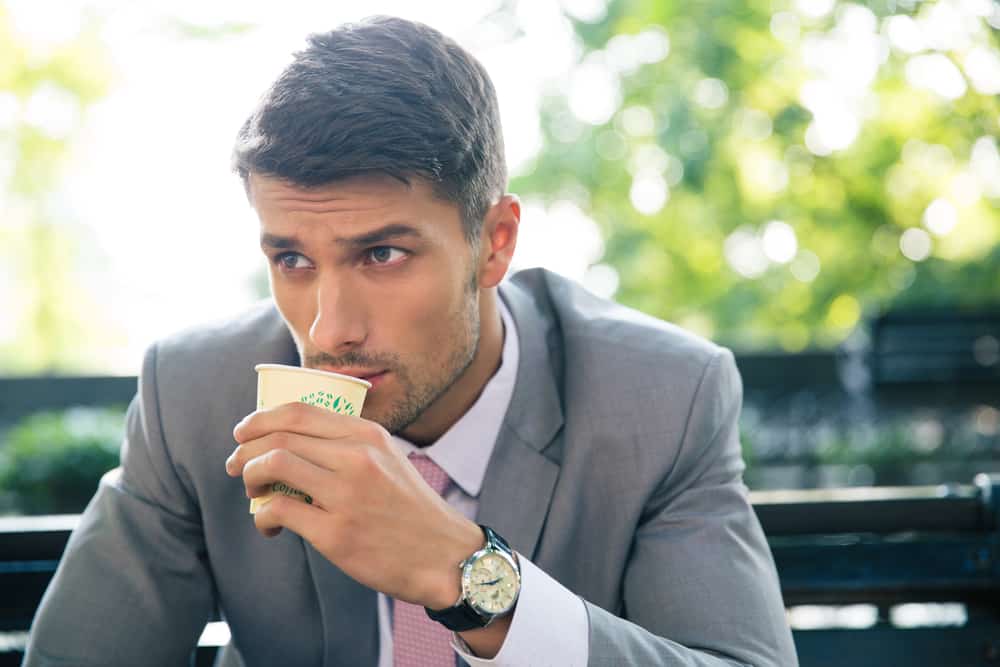 un homme imaginant boire du café
