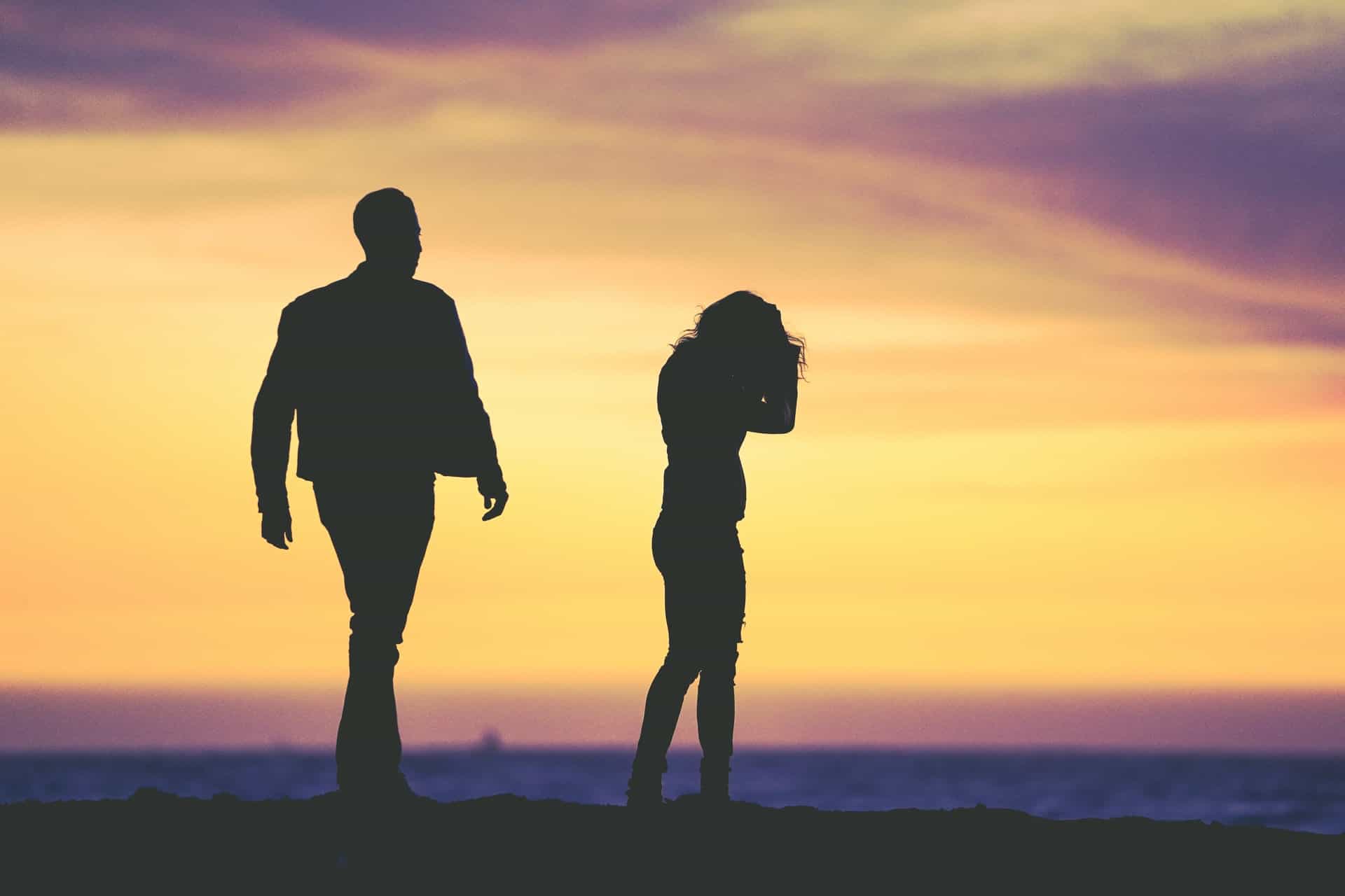 un hombre habla con una mujer