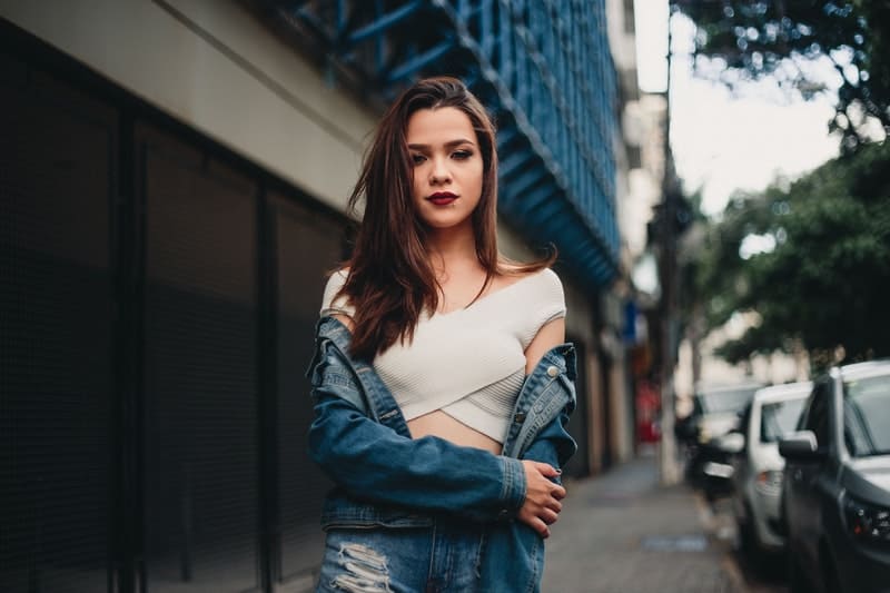 une belle femme regardant la caméra