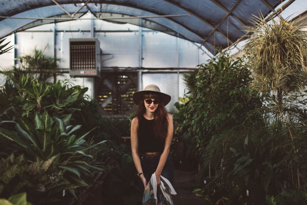une femme avec un chapeau et des lunettes sur la tête