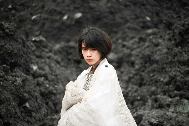 une femme déçue dans une couverture blanche