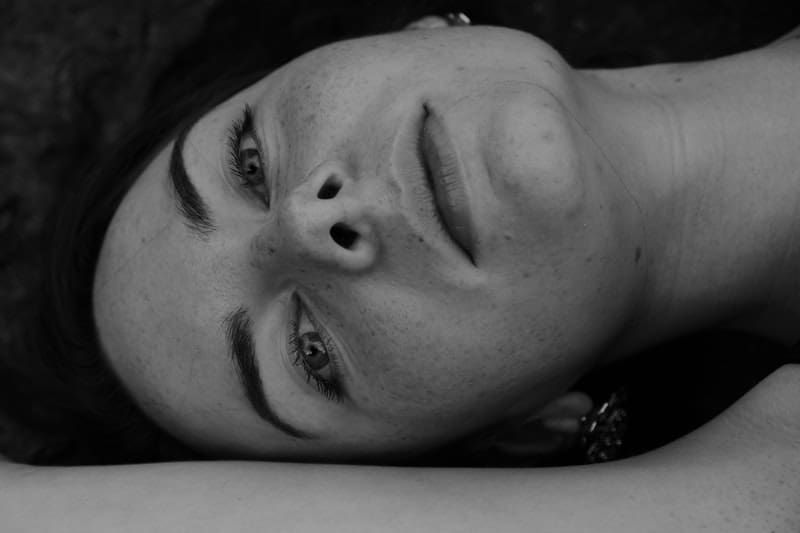 une femme déçue ment