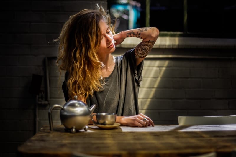 une femme fatiguée boit du thé
