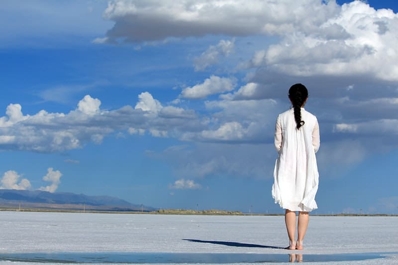 une femme solitaire se tient sur une plaine