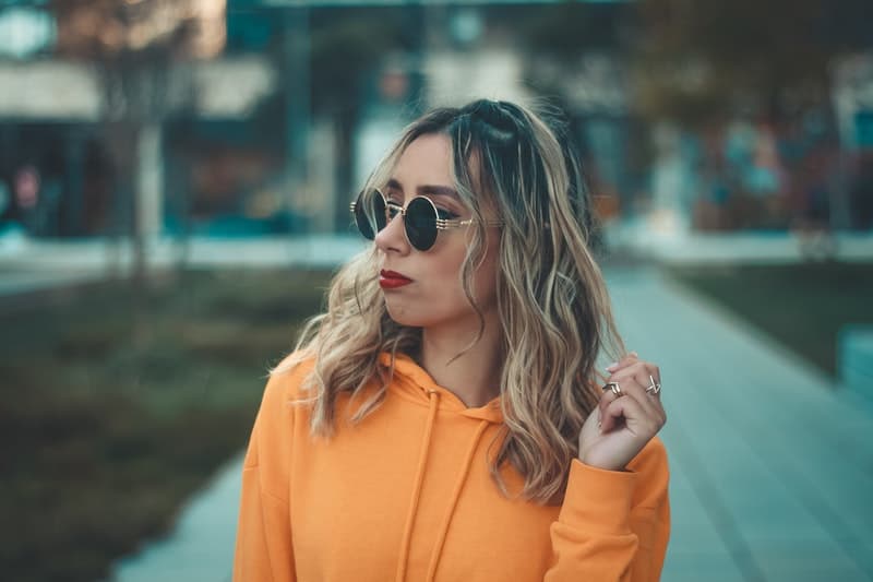 une femme sérieuse à lunettes
