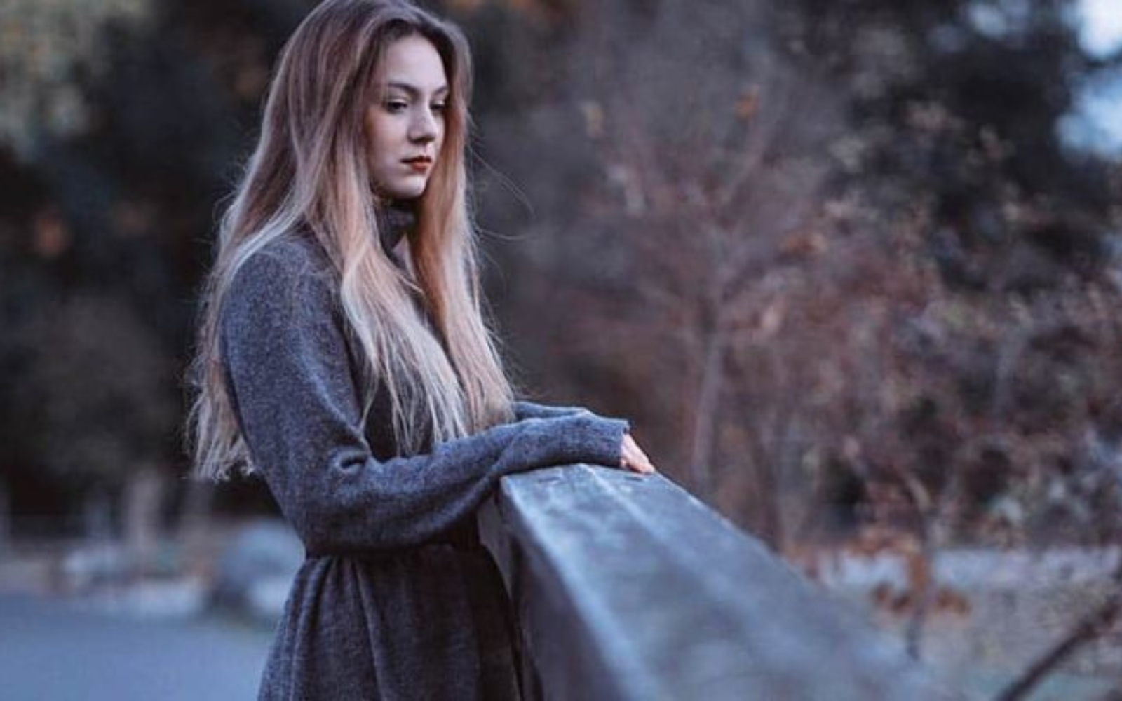 jeune femme triste en manteau