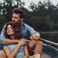 un homme et une femme embrassés dans un bateau