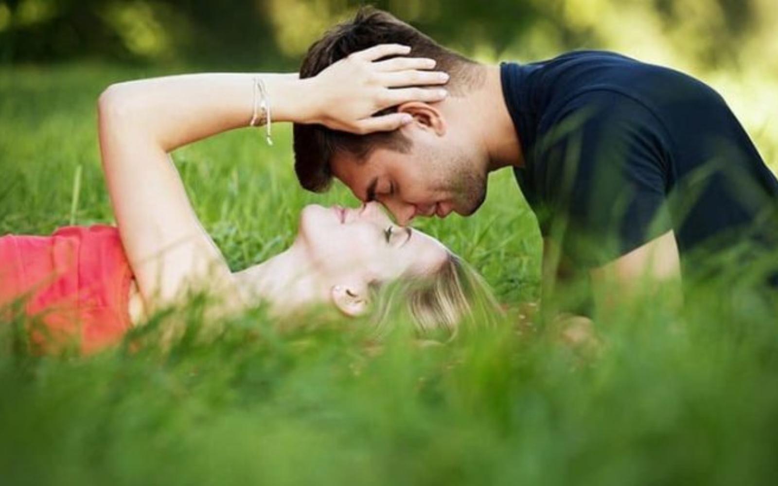 jeune couple sur lherbe