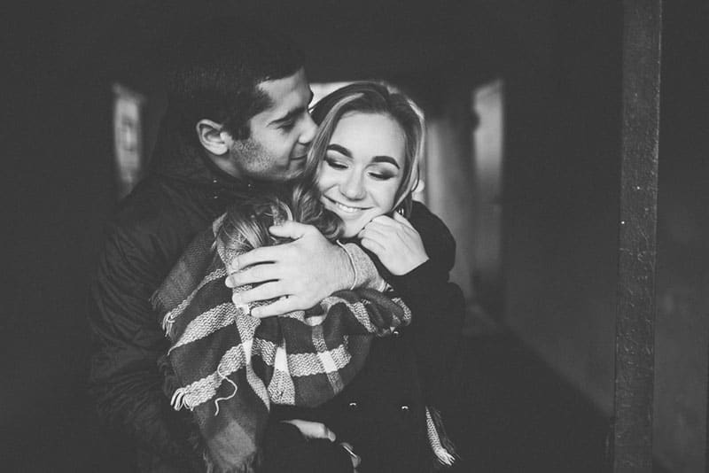 couple noir et blanc, étreindre dans l'obscurité