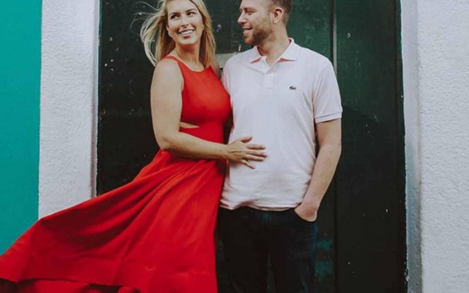heureux, jeune couple, par, les, porte verte