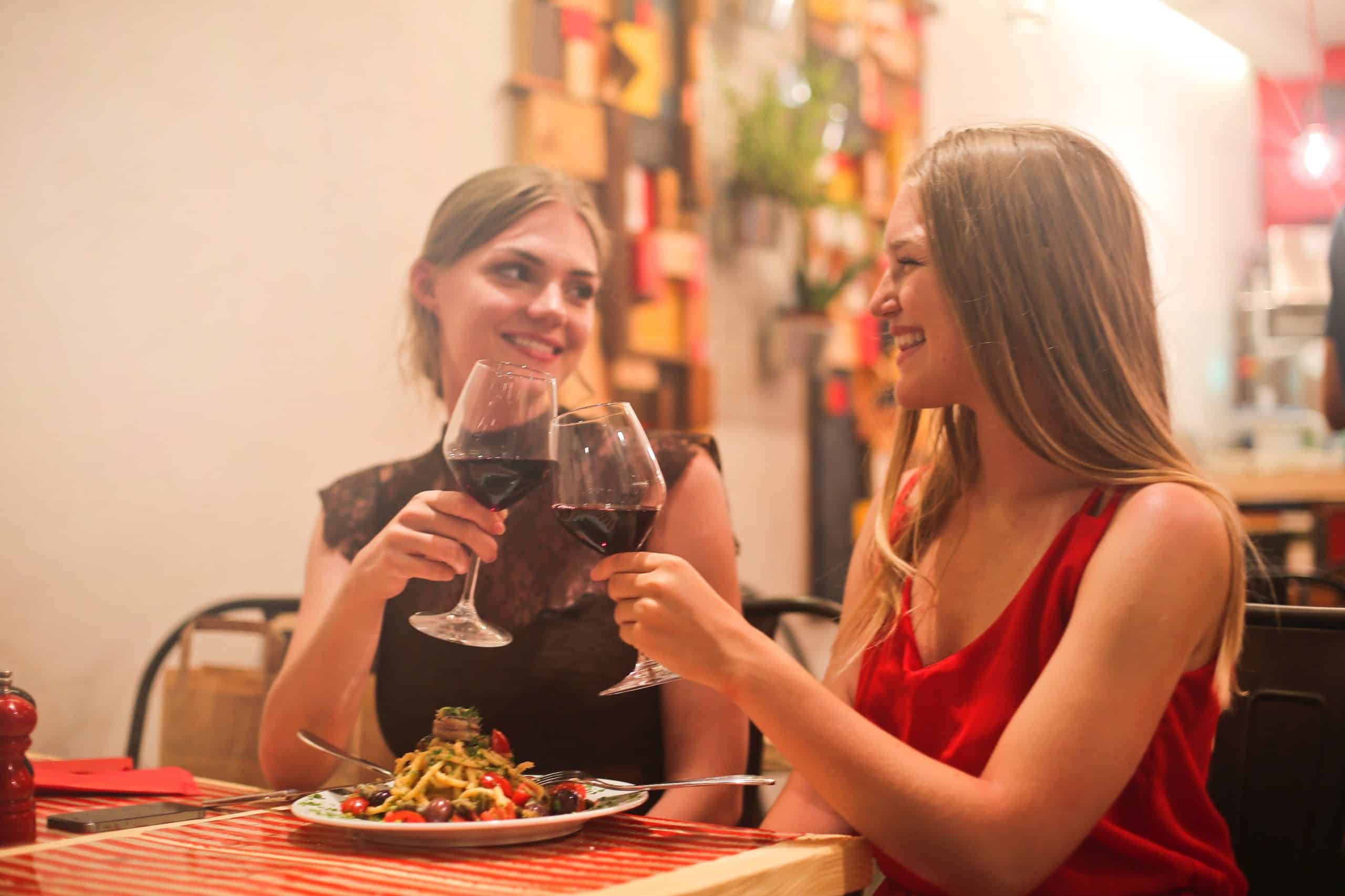 deux femmes souriantes en train de dîner