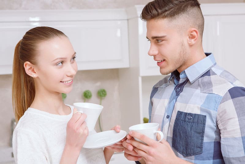 jeune, adolescent, couple, boire, café, ensemble