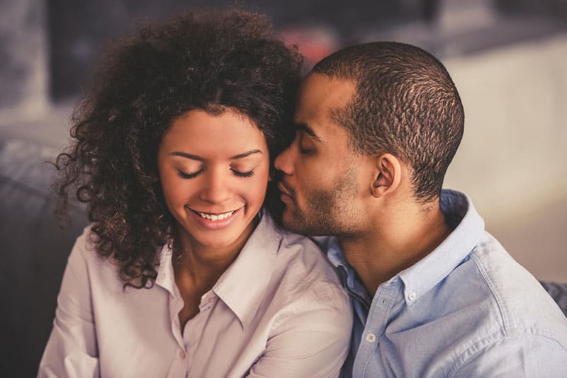 jeune couple afro-américain, étreindre et embrasser