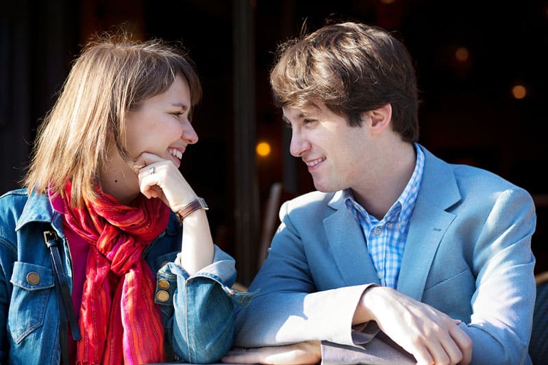 jeune couple, contact visuel, dans, restaurant