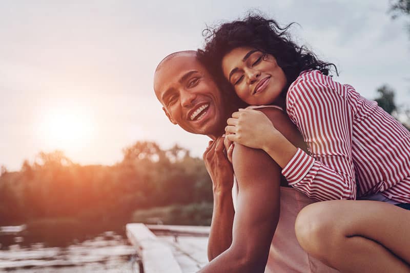 jeune couple noir au bord de la rivière