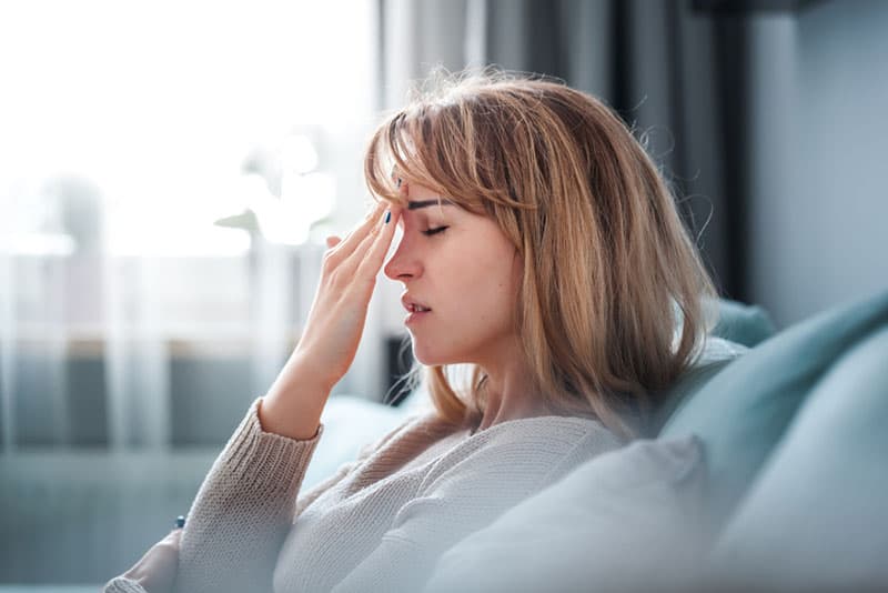 jeune femme blonde frustrée, assis dans le salon