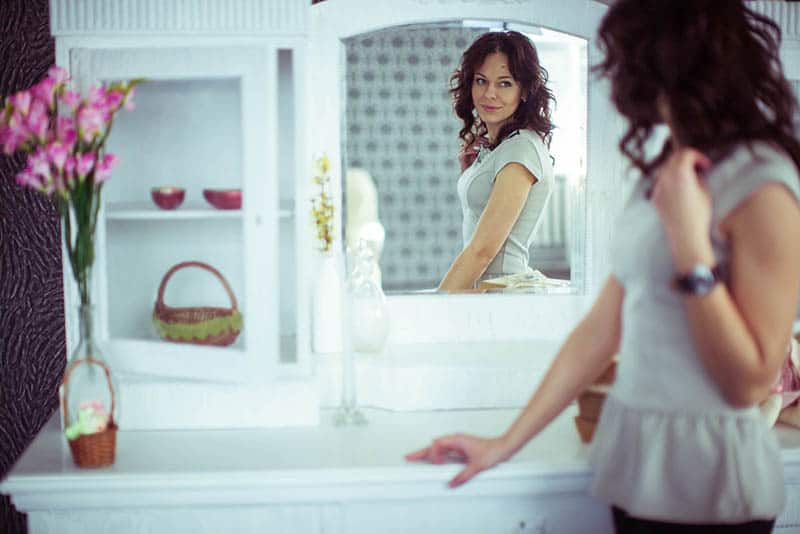 la femme se regarde dans le miroir