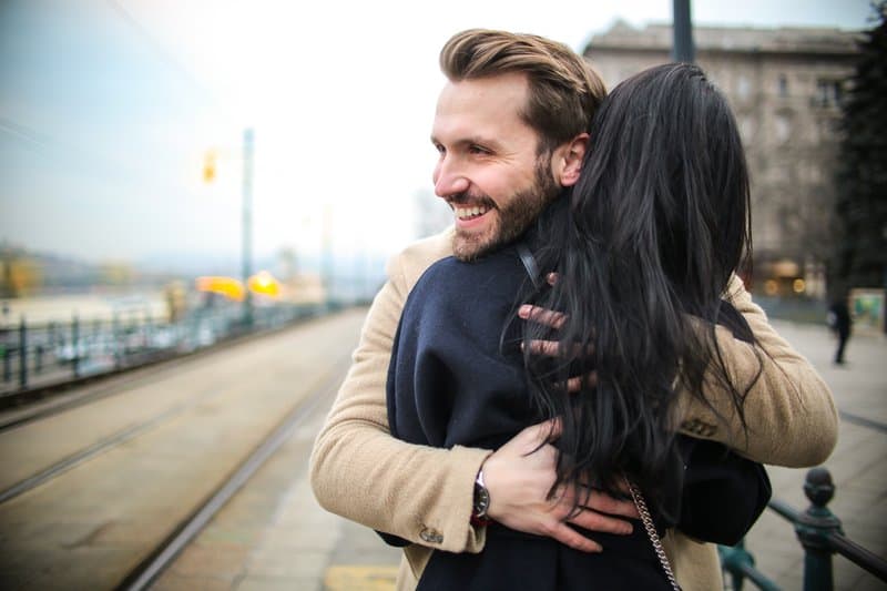 l'homme a étreint la femme