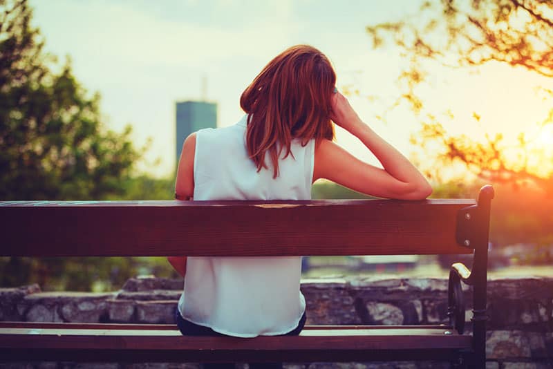triste, jeune femme, sur, banc, apprécier, les, coucher soleil