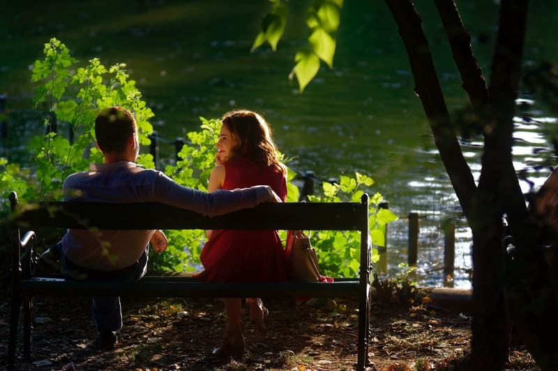un couple amoureux assis au bord du lac