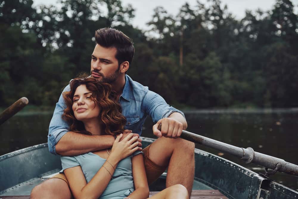 un homme et une femme s'embrassent dans un bateau