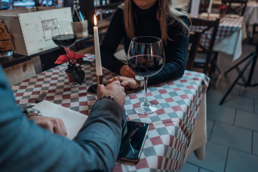 un homme et une femme sont assis à une table et se tiennent la main