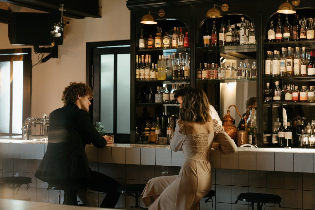 un homme et une femme sont assis derrière un traîneau