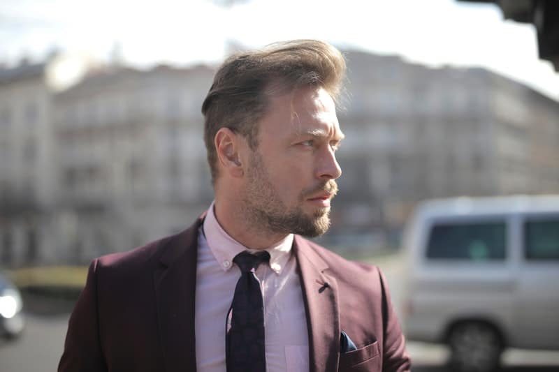 un homme sérieux regarde au loin